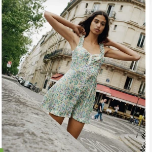 Blommig klänning Zara  - En jättefin sommarklänning från Zara. Storlek L men skulle säga att det är mer än storlek M. 