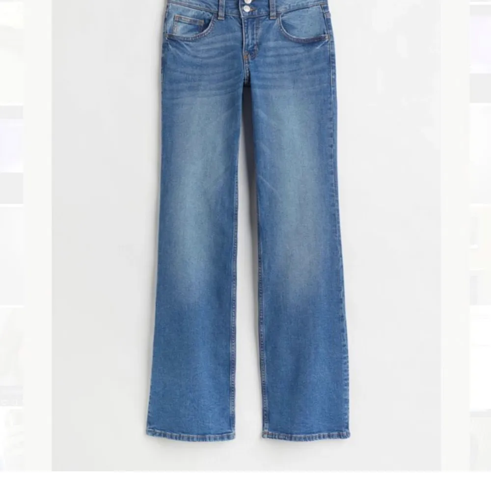 Säljer dessa slutsålda flare low jeans ifrån hm, de är i storlek 38 och är lite för långa på mig som är 170 cm vilket har gjort att de slitits lite grann längst ner vid hälen. Annars som nya❤️. Jeans & Byxor.