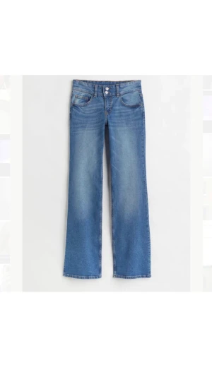 Flared low jeans - Säljer dessa slutsålda flare low jeans ifrån hm, de är i storlek 38 och är lite för långa på mig som är 170 cm vilket har gjort att de slitits lite grann längst ner vid hälen. Annars som nya❤️