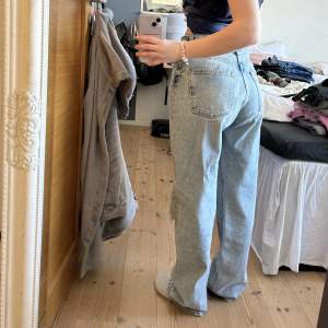 High-waisted perfekta blåa jeans, från zara köpta för 349kr iprincip oanvända då jag tycker dom sitter för stort på mig (155cm) o har normalt 34 på byxor men dessa är 36