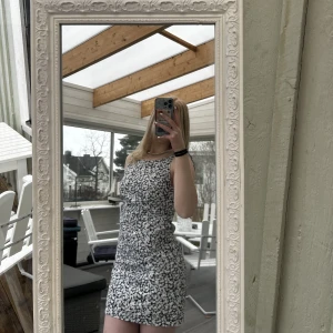 Zara  - En zara klänning från en äldre kollektion, 100% bomull. Endast provat en gång!!💕 Köpare står för frakt om det inte går att mötas upp (Linköping, borensberg, Motala) :) Säljer via swish 