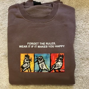 OVERSIZED Sweatshirt Helt nya - Helt nya oanvända Oversized tröjor som funkar till både killar och tjejer. Dem är väldigt bekväma och är gjorda av 75% bomull, 25% polyester.  Finns i Rosa, Beige, Vit, Mörk Grå I storlekar S,M,L,XL