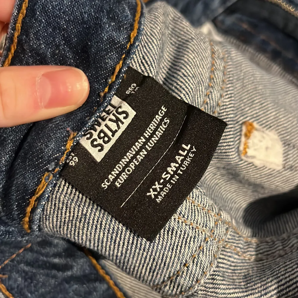 Mörk blåa jeans byxor av märket sweet sktbs ”big skate jeans” som knappt är använda! Köpta ifrån junkyard.. Jeans & Byxor.