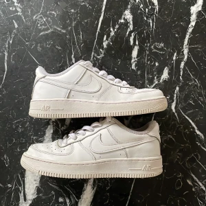 Air force 1 - Bra skick 9/10 dom är äkta men har tyvärr inget bevis väldigt sköna