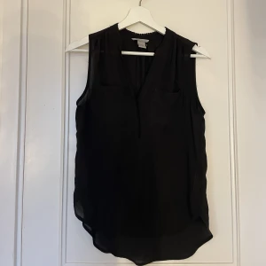 Blus - Svart blus från H&m i storlek 34