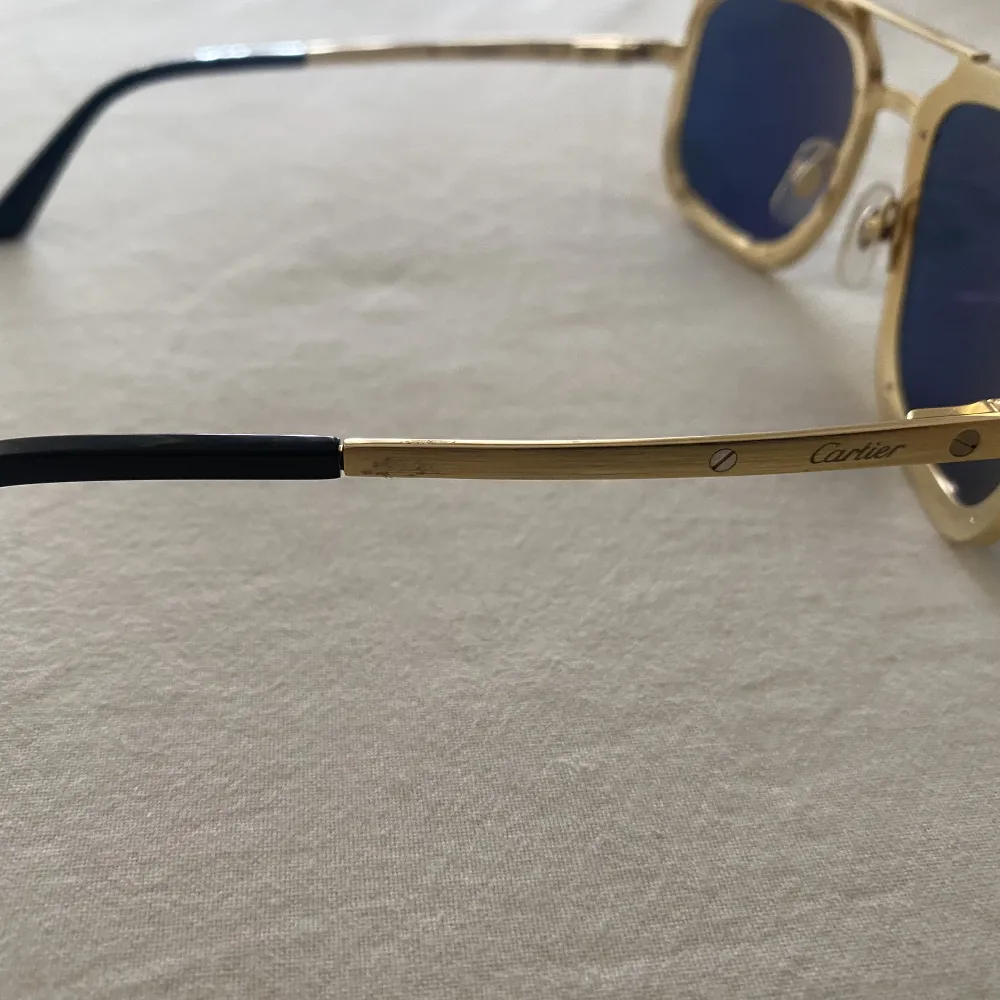 Hej, jag säljer Cartier herrglasögon i guldfinish med blå linser. Glasögonen medföljer kartongen och alla tillbehör. Jag säljer dem för 400 euro, förhandlingsbart Listpris 940. För mer information, kontakta mig tack.. Accessoarer.