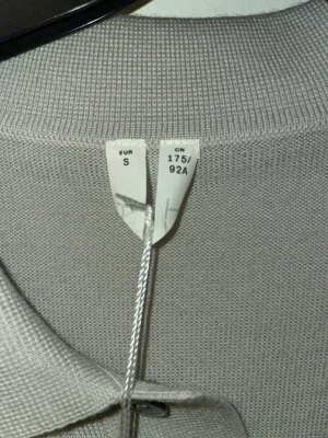 Långärmad pikétröja från Arket - Tjena, jag säljer min oanvända långärmade pikétröja från Arket då den inte kommit till användning. Lapp sitter kvar som du ser på bilden ovan. Nypris 690. Material 100% merino ull. Pris kan diskuteras