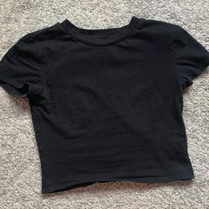 Säljer denna svarta och beiga t-shirt då dom inte kommit till användning. Storleken är s men funkar även för mig som har xs. Den är lite kortare och går till naveln ungefär❤️‍🔥 30kr/st men priset går att diskutera. Skriv för fler bilder! 