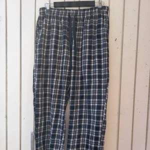 Flannel Uniqlo pyjama pants - Comfy and cozy pyjama/loungewear pants. There are 2 spacious pockets! Size M. Length 94 cm. Waist width (unstretched) 38×2 cm. Waist width (fully stretched) 52×2 cm.