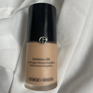 Armani foundation  - Aramins luminous silk foundation. Köpt i vintras, använd ca 5 gånger! Den har pump så har inte ”nuddat” det som är kvar, förpackningen också fräsch. Färgen är 4.5, skulle säga medium light med gul underton. Nypris ca 600 :) 