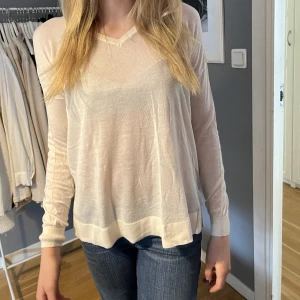 Vit långärmad tröja  - Superskön tunn långärmad tröja. 