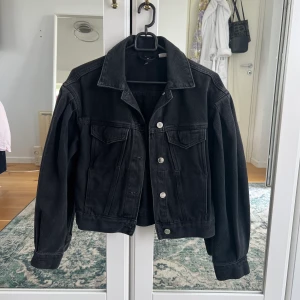 Svart jeansjacka - Använd ett fåtal gånger, mycket bra skick! Lite croppad/oversize, skriv för fler bilder.