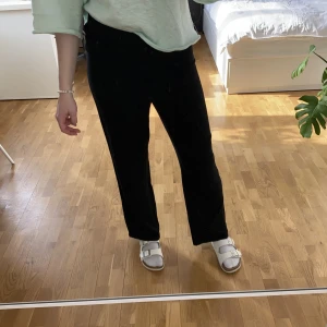 Svarta linnebyxor  - Säljer mina svarta linnebyxor då de krympte i tvätten, så nu passar de en xxs i storlek. Jag på bilden är 163 cm.