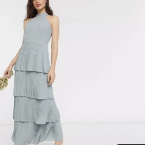 Klänning - Oanvänd ljusblå/grå/grön (salviagrön) klänning!  Storlek 40 men sitter som 38.  Ordinariepris: 1079kr 