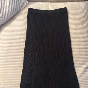 En svart kjol med slit på sidan från Weekday!💓 Storlek S och använt få gånger! Stretchigt material🤍