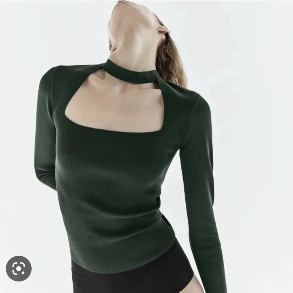 Säljer denna tröja från Zara då den inte kommer till användning. Sparsamt använd . Toppar.