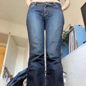 Blåa lee jeans - Köp inte direkt! Ett par lågmidjade/midwaist jeans från lee. Lite slitna vid fickorna . Bra i längden på mig som är 171. Står ej storlek men jag brukar ha S. Postar eller möts upp i Stockholm ❤️