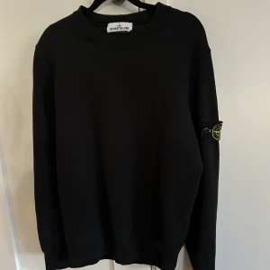 Stone island  - Svart stone Island tröja. I jätte fint skick. Köpt på stone island butiken i Stockholm för 2100kr (kvitto finns)  (Köparen står för frakten) Priset kan diskuteras:)