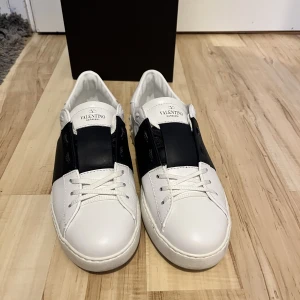  Valentino  strl 41 - Säljer mina valentino Open sneakers färg mörk blå har använt Max 3 gånger är i storlek 41 men passar 42 köpt i Paris på valentino box och sko snören och kvitto följer med ny pris 6 165 kr 
