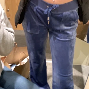 Juicy byxor till salu!  - Köpte dessa för ca 1 år sedan. Det är en kallare blå färg. Dem har någon form av fläck men den syns knappats vet inte om det är lim eller något. (Förvidare intresse, skriv i dm, kan jag skicka bild på det. Säljer dem nu då jag vill köpa en ny färg. +frakt