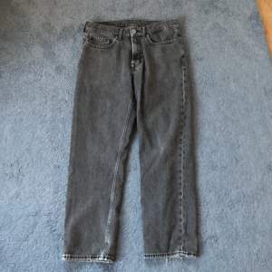 Ett par jeans som jag ej använder längre, inte så bra skick därav priset, storlek s vilket motsvarar 30/30. Ordinarie pris 749kr.