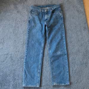 Ett par dressman jeans i storlek 30/32, regular fit. Små slitningar men bra skick. Ordinarie pris 649kr
