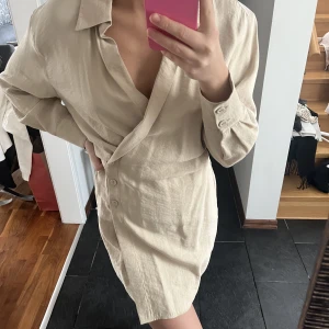 Klänning från Other Stories  - Beige klänning från Other Stories i storlek 36. Nytt skick har nästan aldrig använt.