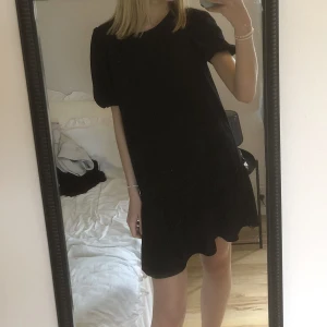 Klänning - Kort klänning från HM i storlek S💛🧡materialet är jätteluftigt så det är en perfekt sommarklänning! Mycket bra skick då den knappt är använd! Jag är 177 cm lång för lite referenser kring längden på den! Fråga på om allt du undrar🌼