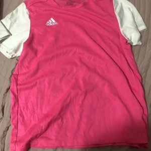 Adidas t-shrit  - Säljer den här adidas t-tisertn inte använt många gånger skön och luffgtig