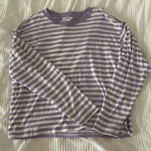 Randig tröja - Tröja från Monki i bra skick! 💜