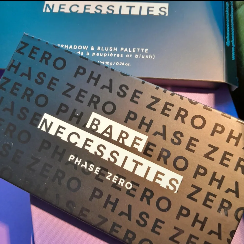 Phase Zero - Bare Necessities Eyeshadow & Blush Palette, 21 g. Innehåller blush, bronzer och 6 st härliga ögonskuggor i matt och metallic. Helt ny, aldrig använd. Nypris 433 kr. Säljer för 200 kr, plus frakt. . Övrigt.