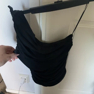 Svart festtopp  - Topp från BikBok. Nytt skick☺️Kan gå ner i pris vid snabb affär 