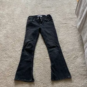 Säljer mina jätte fina jeans från Zara pg.A att dom är för små, storlek 140. Fint skick och köparen står för frakten, tveka inte att höra av er❤️dom har även en slits nere vid byxorna. Priset kan diskuteras  
