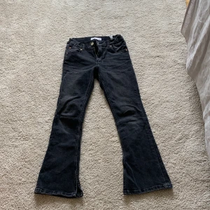 Jeans - Säljer mina jätte fina jeans från Zara pg.A att dom är för små, storlek 140. Fint skick och köparen står för frakten, tveka inte att höra av er❤️dom har även en slits nere vid byxorna. Priset kan diskuteras  
