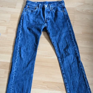 Levis 501 - Levis 501 i fint skick använda väldigt lite och inga tecken på användning Waist 28 length 30 säljes för 400 