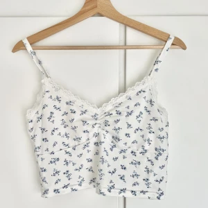 Sommar linne💙 - Fint blommigt linne💙Aldrig använd. Köptes på shein för ca 2 år sedan☺️Frakten ligger på 45 kr.