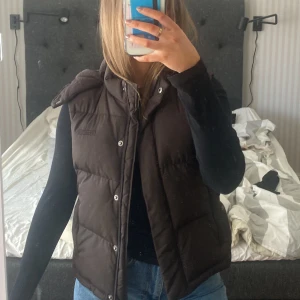 Väst  - Murbruk väst, perfekt till våren🤎 Bra skick!! Köparen står för frakt 