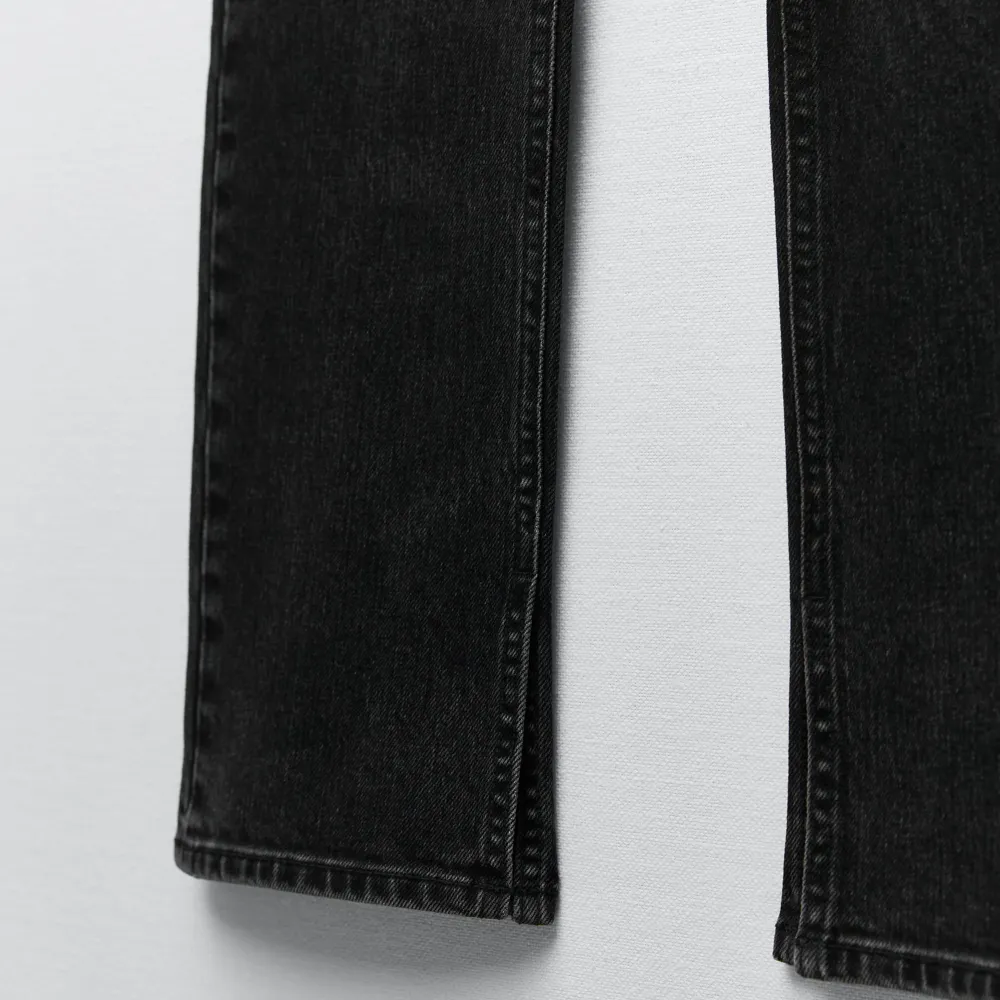 Svarta Jeans i väldigt bra skick, ny pris 359kr och säljes pga blivit för små. Väldigt snygga, har hög midja, slitningar och slits i byxbenets slut🤍 skriv vid intresse! Ps. dessa är slutsålda på hemsidan går ej att få tag på . Jeans & Byxor.