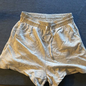 Shorts - Shorts i mjukisbyxor material. (Skrynkliga för mitt strykjärn är sönder) ljusgrå i färgen.