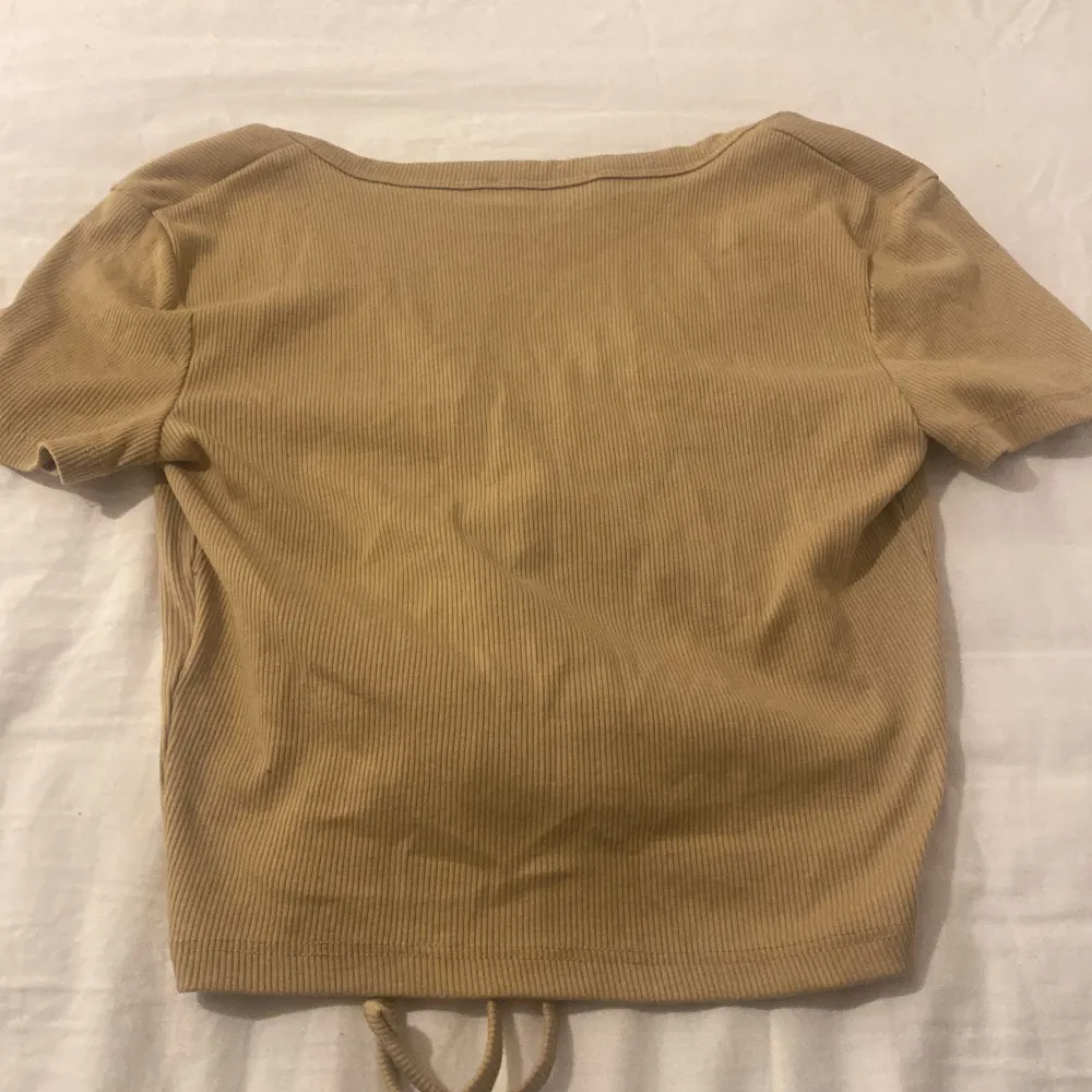 Beige/brun tröja med snören som man kan knyta längst ner  Från new yorker . T-shirts.