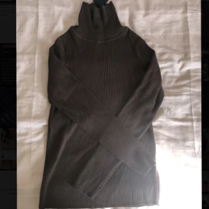 Brun kraggad tröja - Jätte skönt material kranen är dock inte lika stor skriv privat för fler bilder 