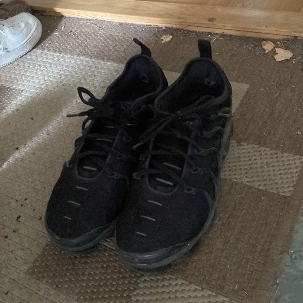 Svarta nike vapormax skor som är bekväma samt ny pumpade under sulan.  Storlek 42. . Skor.