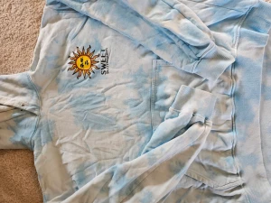 Sweet sktbs hoodie - Sweet skateboards hoodie i tie dye blå storlek M. Knappt använd och tvättad 1 gång! Snören fattas men den funkar helt okej