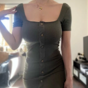 Militärgrön miniklänning  - Skön miniklänning från H&M, enkel att dra på och perfekt till stranden! 