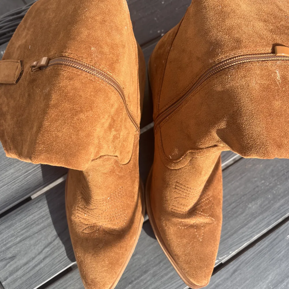 Snygga nästan helt oanvända cowboy boots med fransar i storlek 39💕💕 Frakten kan variera, vet om hur mycket exakt när jag paketerat det!. Skor.