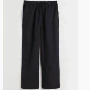 Svarta linnebyxor  - Super fina svarta lågmidjade linnebyxor från hm i storlek xs. Helt slutsålda och i mycket fint skick💓