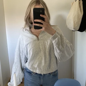 Grå sweatshirt weekday - Grå sweatshirt från weekday i strl M. Begagnat skick!!