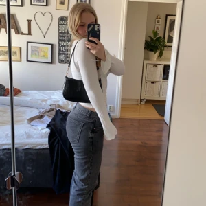 Väska  - En super fin handväska från SHEIN använd fåtalgånger är som ny. Säljer pga att den inte kommer till användning pris går att diskutera 55 kr + frakt 