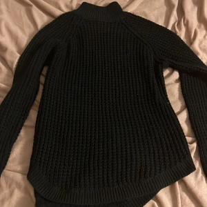 Stickad tröja  - Fin stickad tröja med krage och slits 