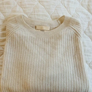 Cashmere tröja HM - Tröja, stl. 40 (M), Dam Säljer en toppenfin tröja. 100 procent Kashmir. Nypris 900kr. Mitt pris 300kr.  